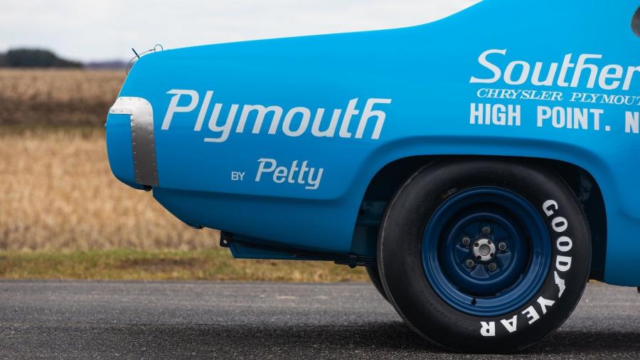 Детали экстерьера Plymouth Road Runner Richard Petty NASCAR 1971 года  (фото 18 из 20)